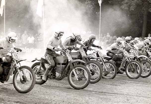De start van de 500 cc GP op de legendarische Citadel van Namen in 1970, met in het midden Henk Knuiman (22).