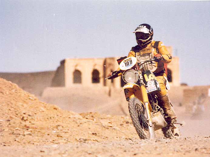 Knuiman in actie in 1982 op de Yamaha XT in de Dakar rally.