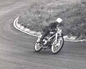 Motorsporters waren in die tijd vaak allrounders. Zo reed Rudi ook nog wegraces op Zandvoort met een Rumi.