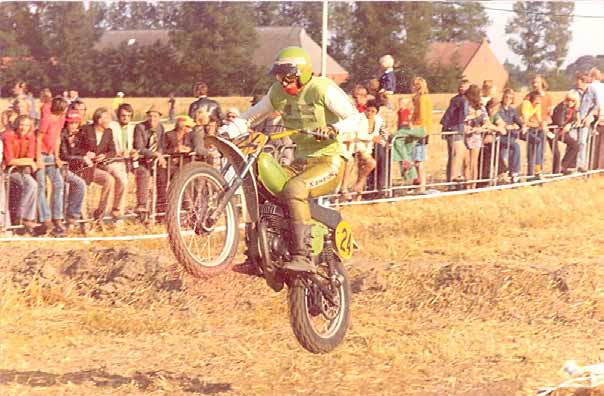 Johnny Vink in actie als Kawasaki-fabrieksrijder op de KX125 in 1974