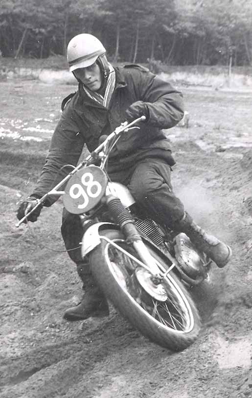 De BSA werd ook ingezet als er een betrouwbaarheidsrit gereden werd. Dikke jas aan sjaal om en rijden maar. Hier is Lubbers in actie tijdens de Oost Gelderlandrit van 1966. Een koplamp op de motor was toen nog niet verplicht.