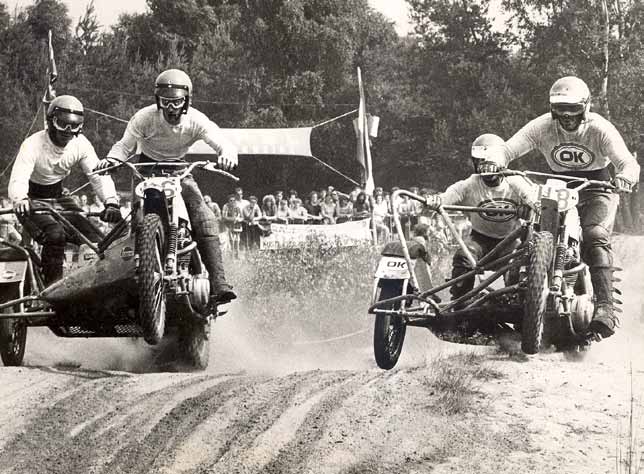 Lubbers (H8) samen in gevecht met zijn latere Yamaha-teamgenoot en Yamaha tuner Cor den Biggelaar.