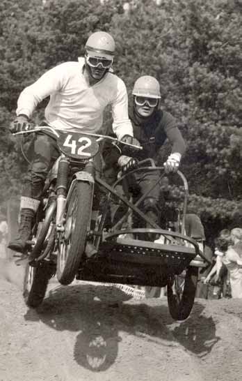 Nadat Lubbers het losse zijspan van Van Heugten aan zijn BSA had gelast, werd de latere voorzitter van de Lochemse motorclub, Gerard Kuiper in de bak gezet.