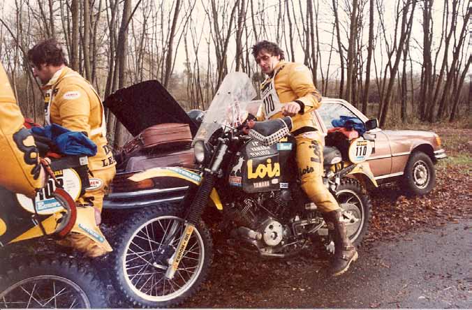 Tegenwoordig gaan er voor iedere coureur die aan de Dakar mee doet een paar monteurs, een snelle service auto en een vrachtwagen mee. In 1982 deden de mannen van het Lois/Yamaha team van Lee van Dam het vanuit de kofferbak van een Mercedes en een bruine leren koffer voor de bagage.